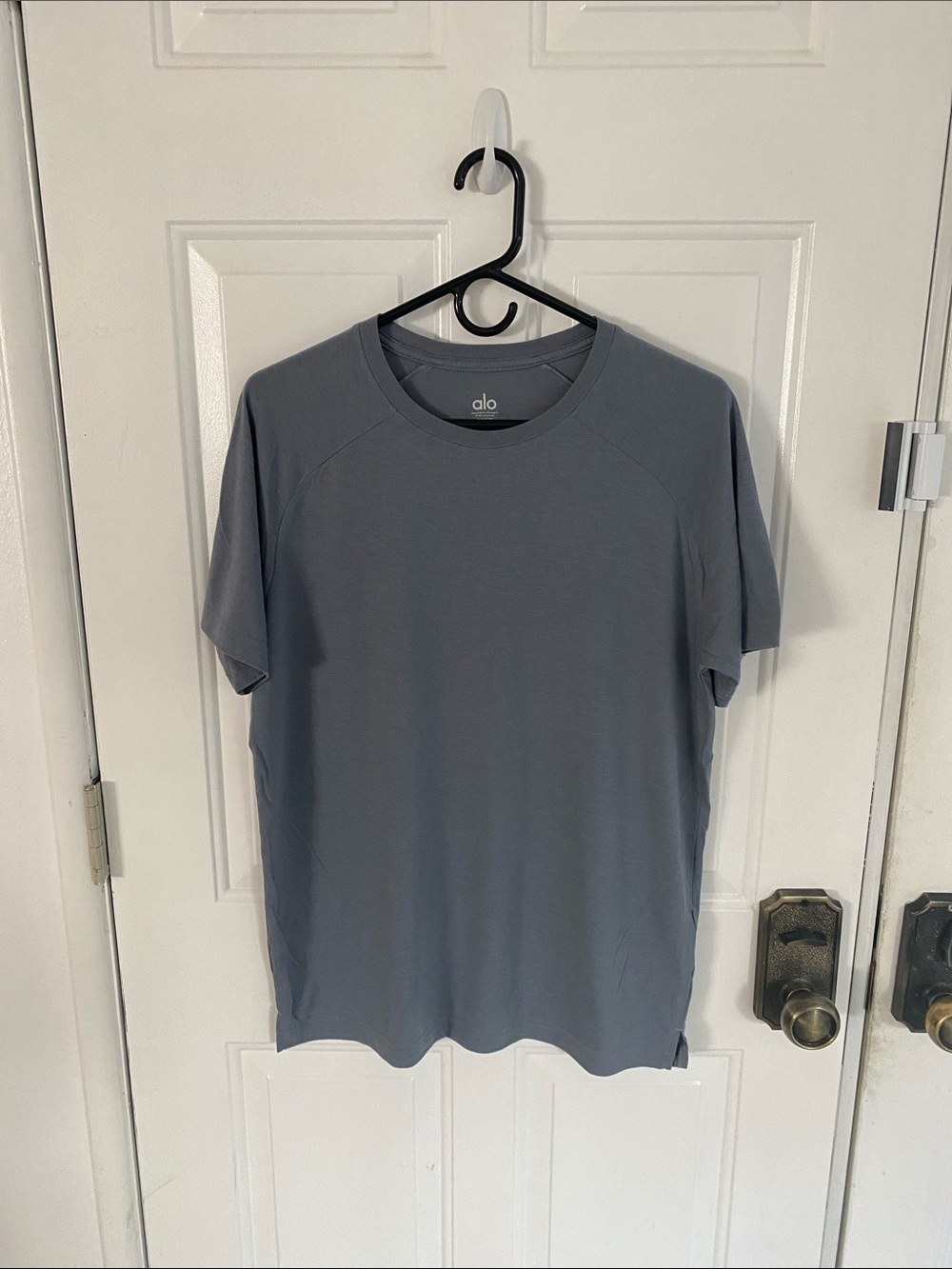 Alo Triumph Raglan Tee in Steel Gray